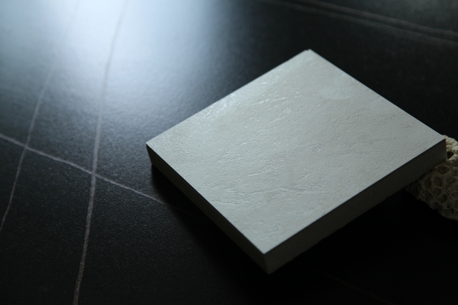 Como a superfície gravada com precisão realiza texturas naturais em 3D? Revelada a inovação do azulejo de Beata