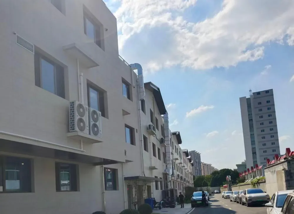 O que torna o porcelanato com aparência de travertino ideal para projetos de praças comerciais em grande escala?